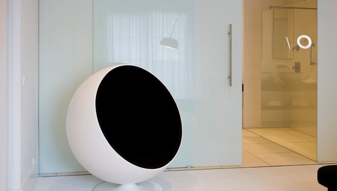 Yoko Ono Suite Hotel Van Der Valk Brugge Oostkamp